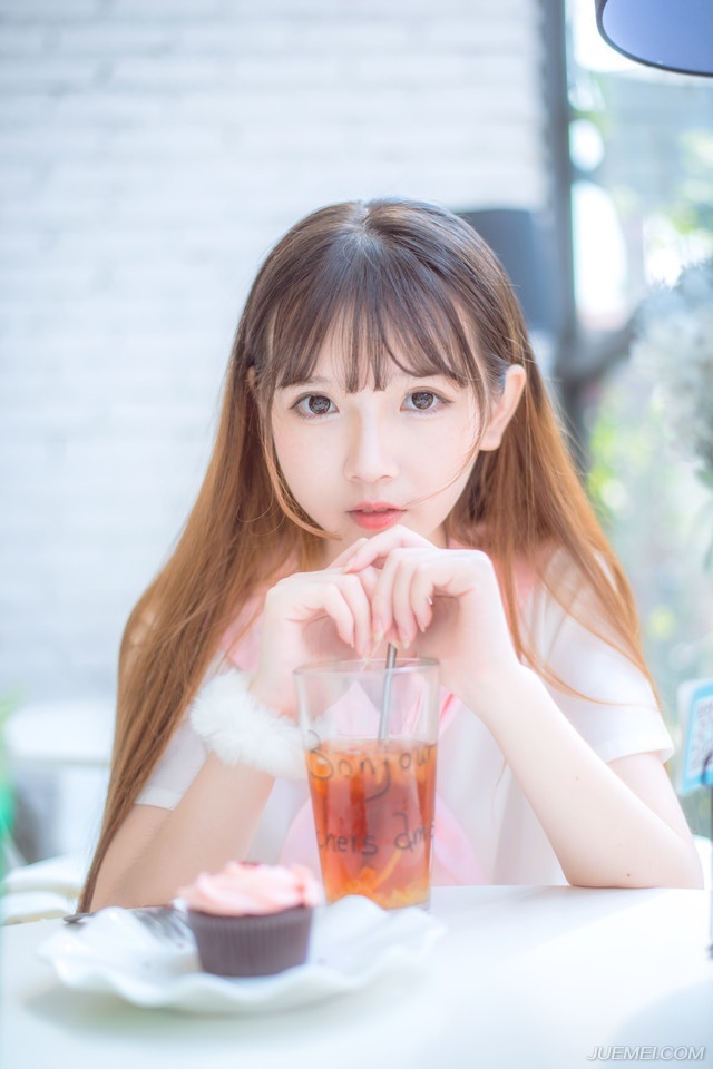 那段岁月，无论从何种角度读你，你都完美无缺，你所缺少的部分，也早已被我用想象的画笔填满。